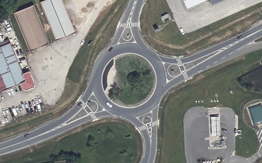 Vue aérienne du Rond-point anonyme n°30472427