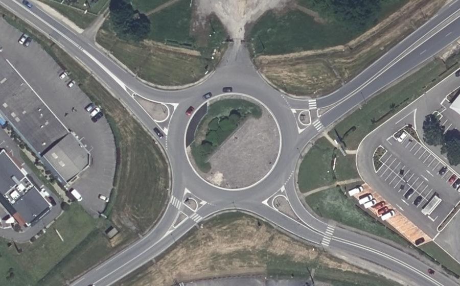 Vue aérienne du Rond-point anonyme n°30472428