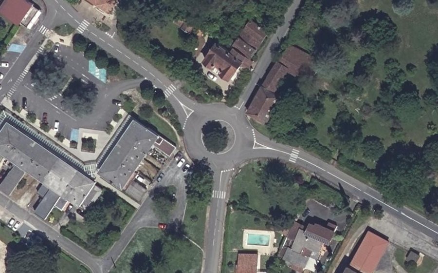 Vue aérienne du Rond-point anonyme n°30472617