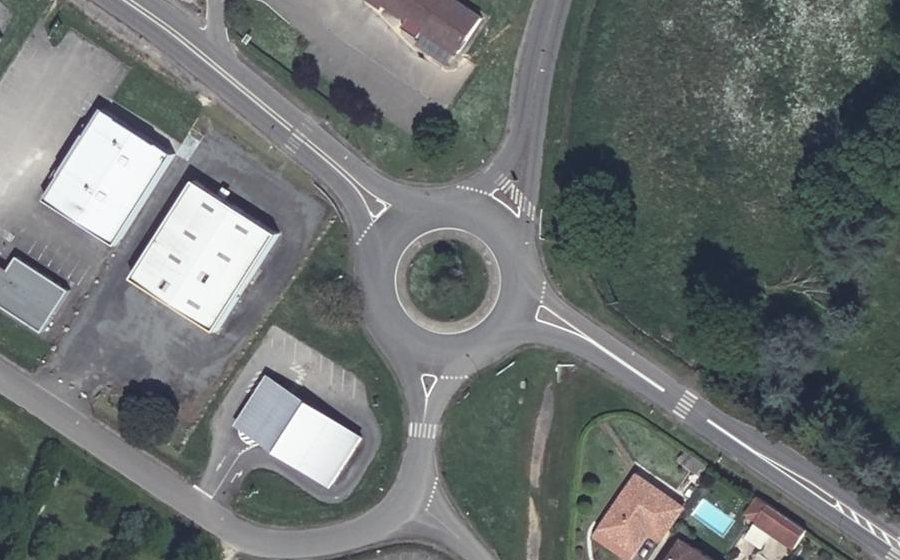 Vue aérienne du Rond-point anonyme n°30472620