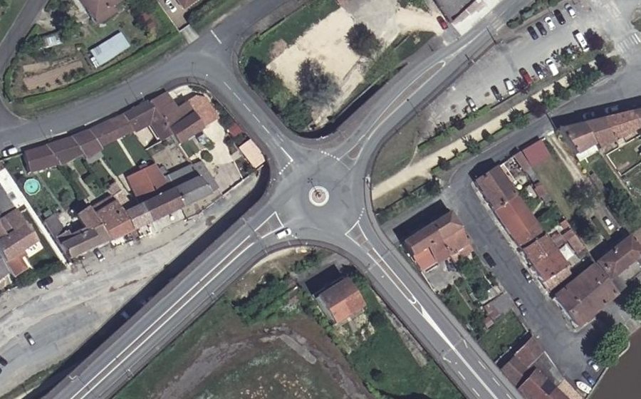 Vue aérienne du Rond-point anonyme n°30472621