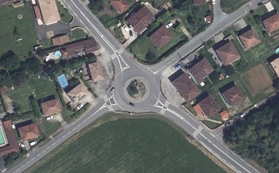 Vue aérienne du Rond-point anonyme n°30472625