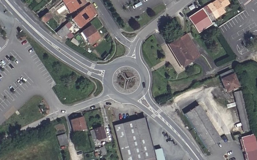 Vue aérienne du Rond-point anonyme n°30472631