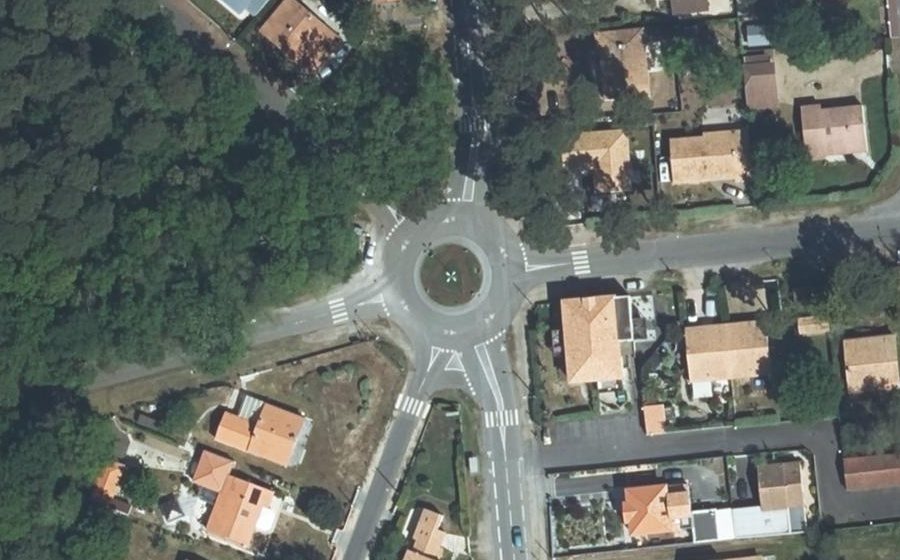 Vue aérienne du Rond-point anonyme n°304763995