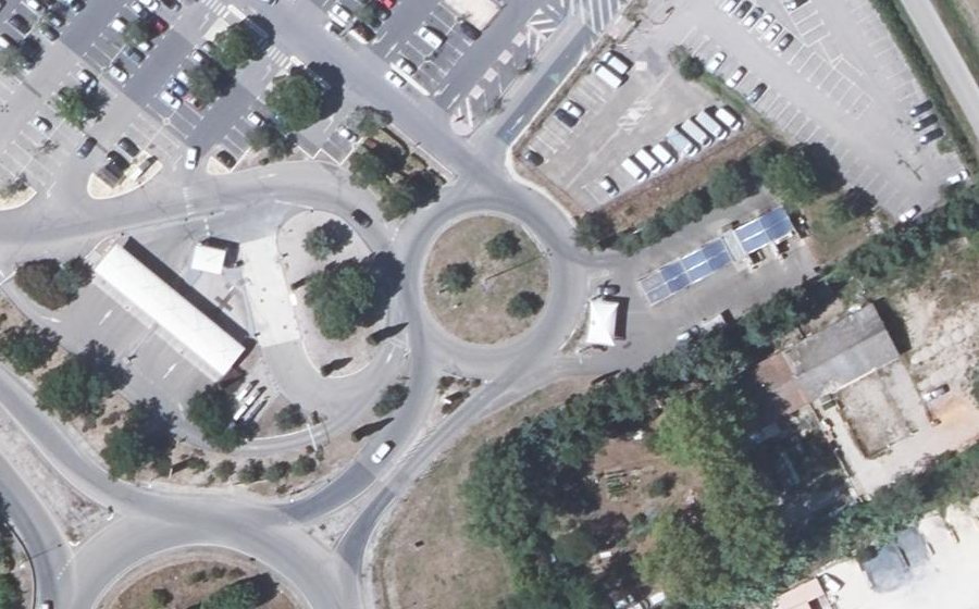 Vue aérienne du Rond-point anonyme n°30487228