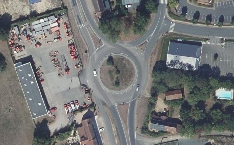 Vue aérienne du Rond-point anonyme n°30492034