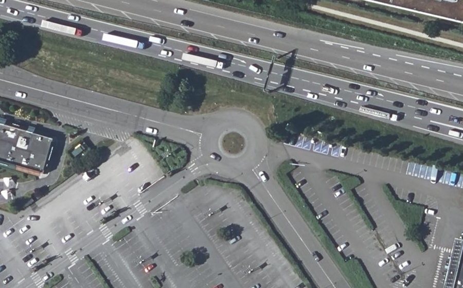 Vue aérienne du Rond-point anonyme n°30492084