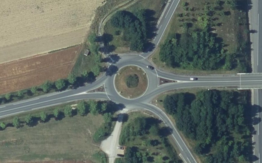 Vue aérienne du Rond-point anonyme n°30494911