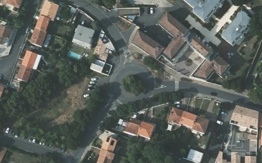 Vue aérienne du Rond-point anonyme n°304951934