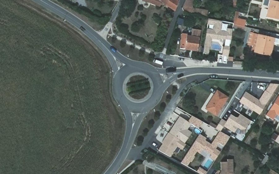Vue aérienne du Rond-point anonyme n°304952638