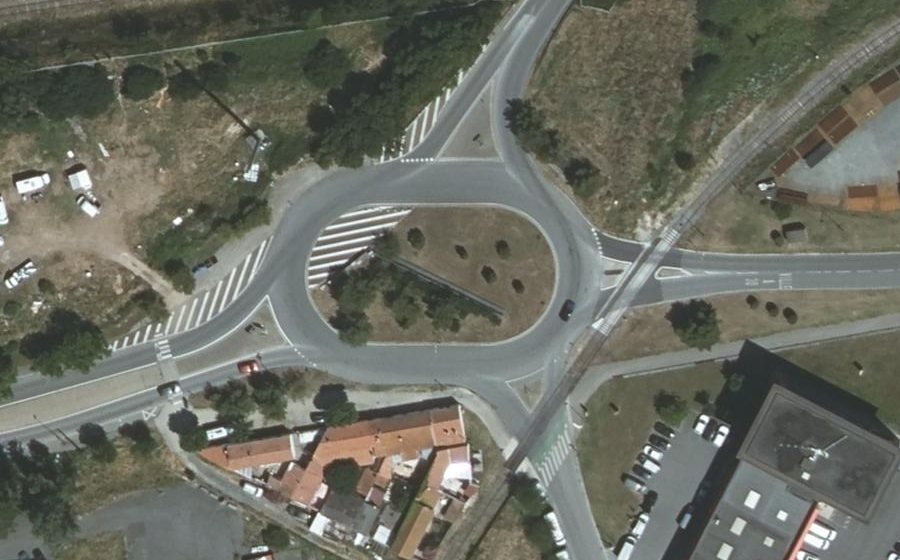 Vue aérienne du Rond-point anonyme n°304955014