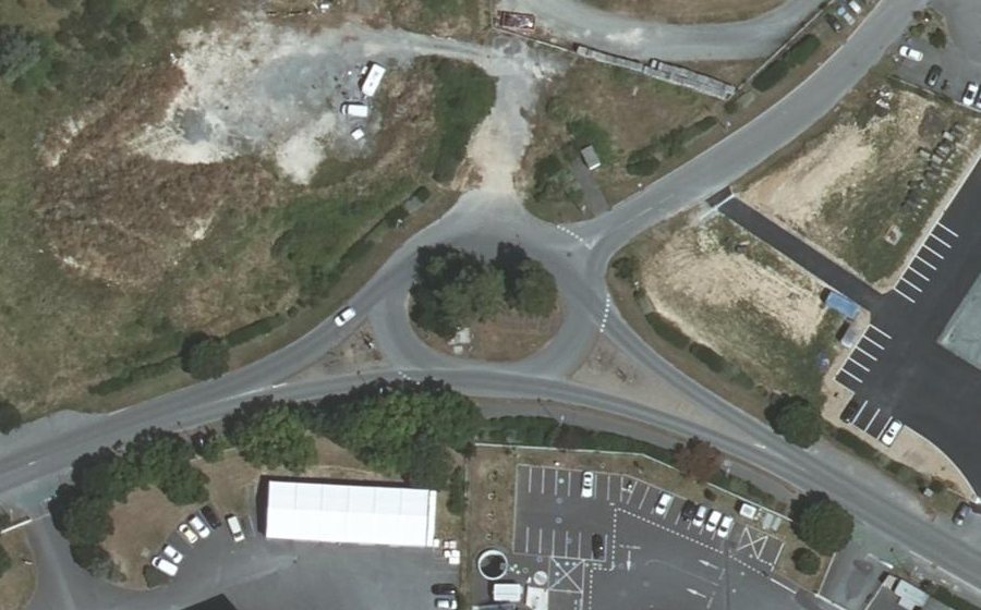 Vue aérienne du Rond-point anonyme n°304955128