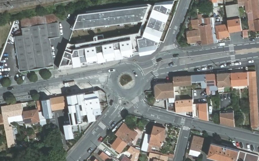 Vue aérienne du Rond-point anonyme n°304956507