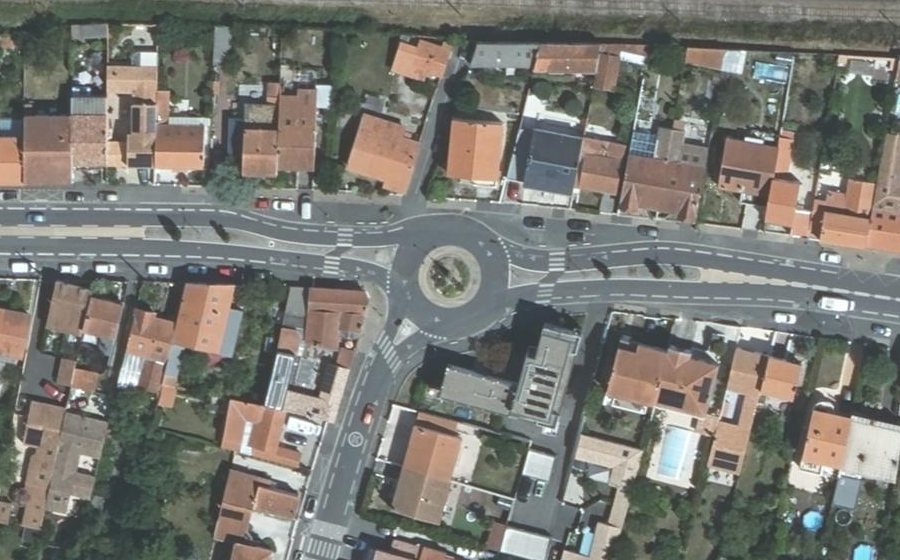 Vue aérienne du Rond-point anonyme n°304956574