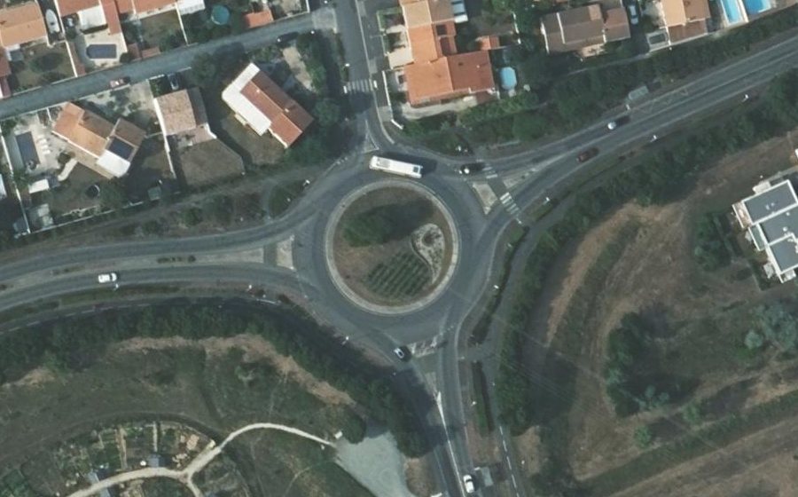 Vue aérienne du Rond-point anonyme n°304960323