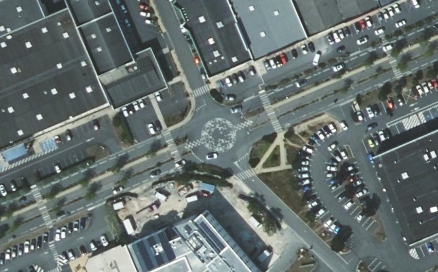 Vue aérienne du Rond-point anonyme n°304960872