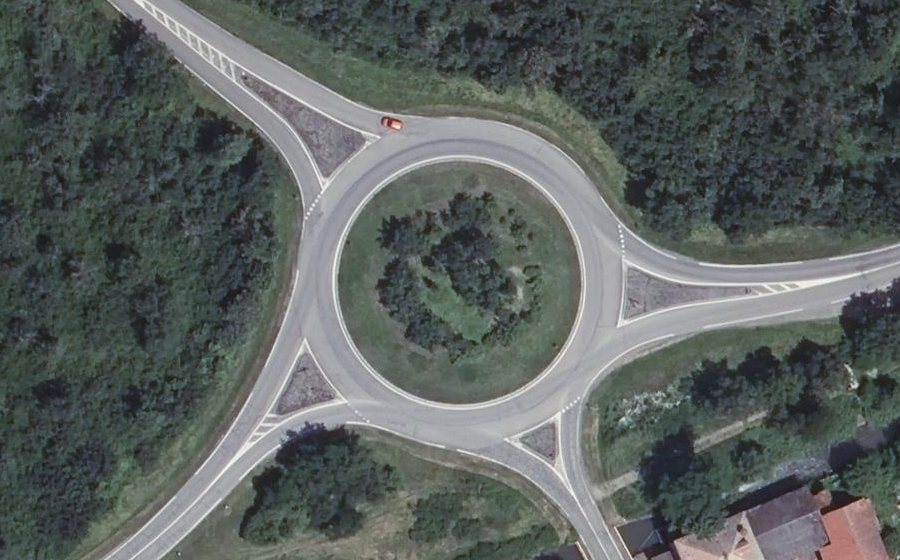 Vue aérienne du Rond-point anonyme n°304978374
