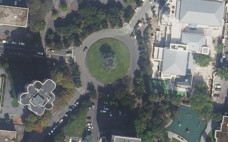 Vue aérienne du Rond-point anonyme n°305029859