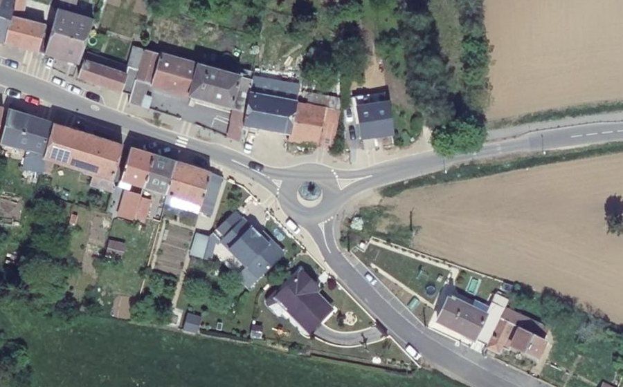 Vue aérienne du Rond-point anonyme n°305065860