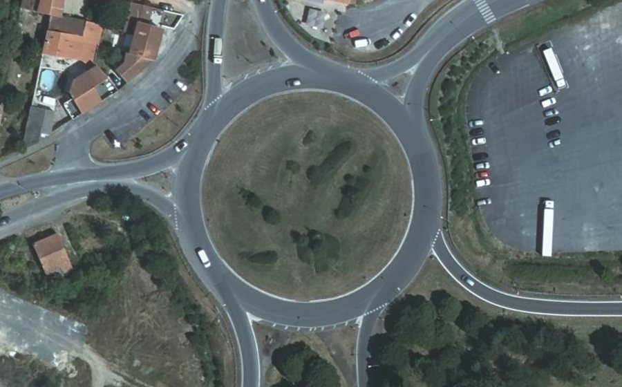Vue aérienne du Rond-point anonyme n°305116080