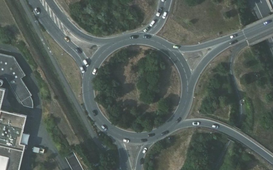 Vue aérienne du Rond-point anonyme n°305135729