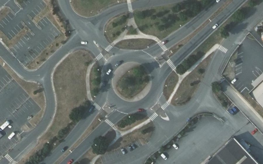Vue aérienne du Rond-point anonyme n°305135739