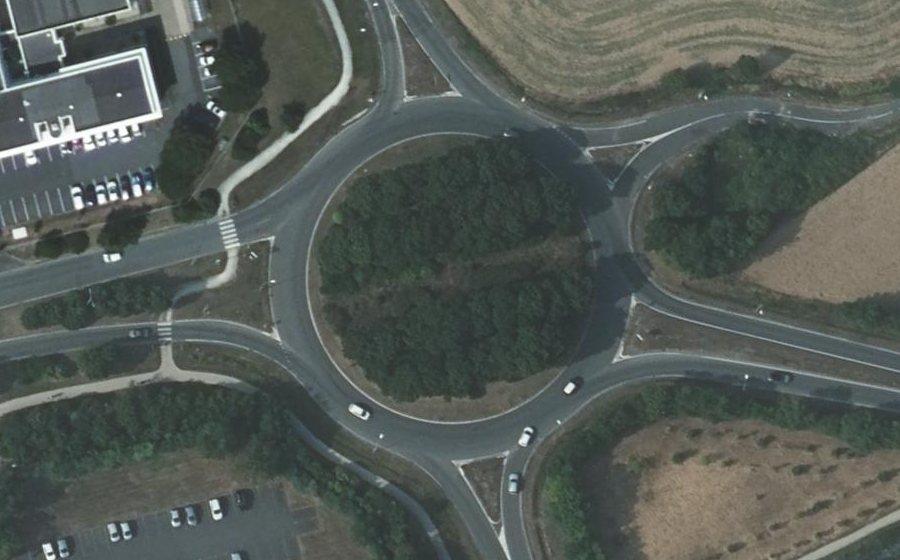 Vue aérienne du Rond-point anonyme n°305137345