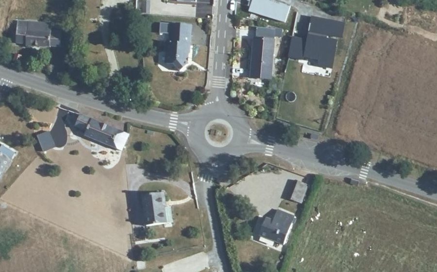 Vue aérienne du Rond-point anonyme n°305155690
