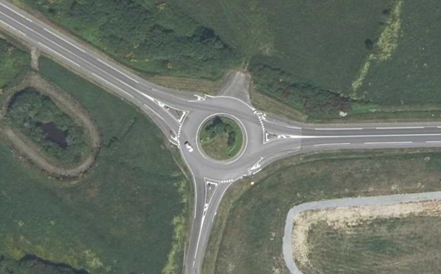 Vue aérienne du Rond-point anonyme n°305194041