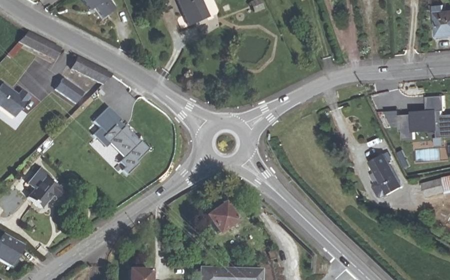 Vue aérienne du Rond-point anonyme n°305194042