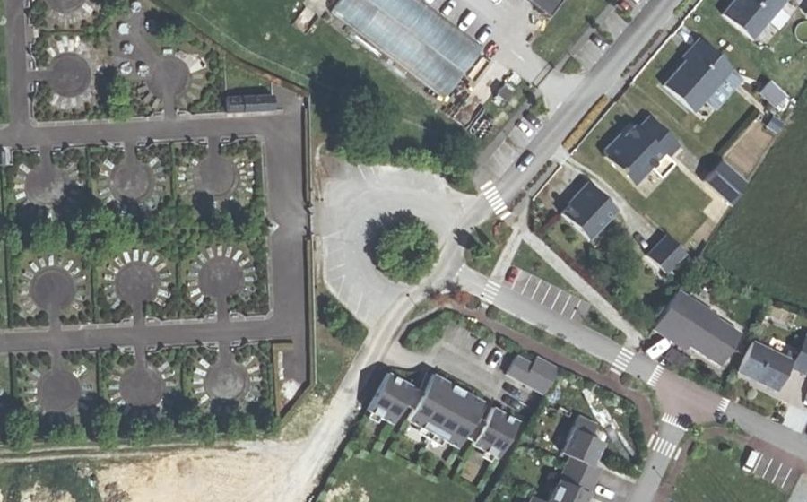 Vue aérienne du Rond-point anonyme n°305194044