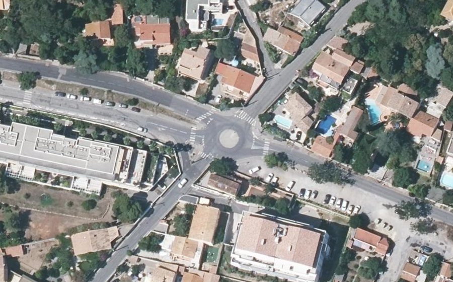 Vue aérienne du Rond-point anonyme n°305282378