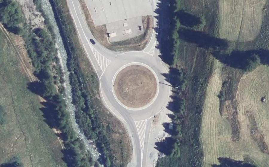 Vue aérienne du Rond-point anonyme n°305288991