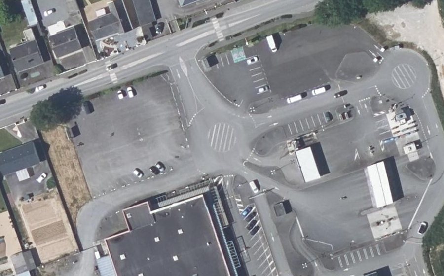 Vue aérienne du Rond-point anonyme n°305393720