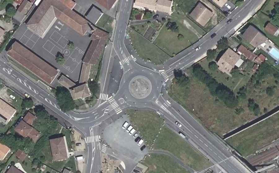 Vue aérienne du Rond-point anonyme n°305395521