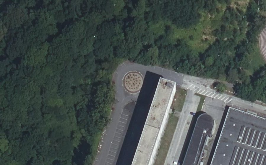 Vue aérienne du Rond-point anonyme n°305419609