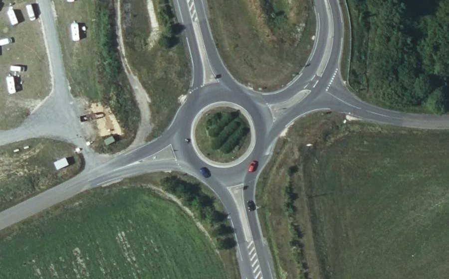 Vue aérienne du Rond-point anonyme n°305420117
