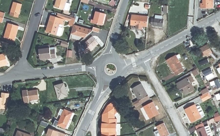 Vue aérienne du Rond-point anonyme n°305431314