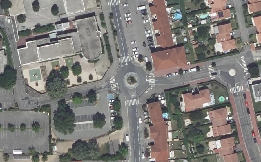 Vue aérienne du Rond-point anonyme n°305449073