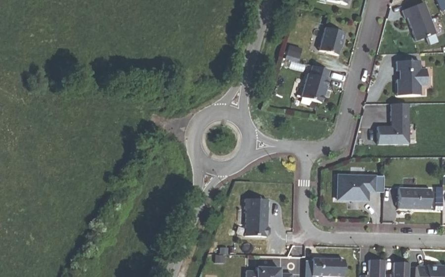 Vue aérienne du Rond-point anonyme n°305470780