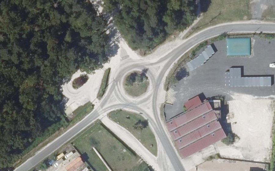Vue aérienne du Rond-point anonyme n°30549385