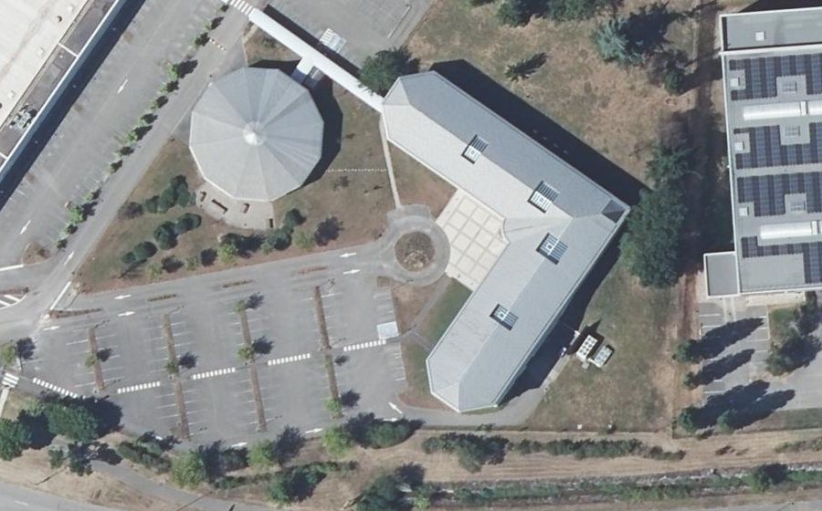 Vue aérienne du Rond-point anonyme n°305528814