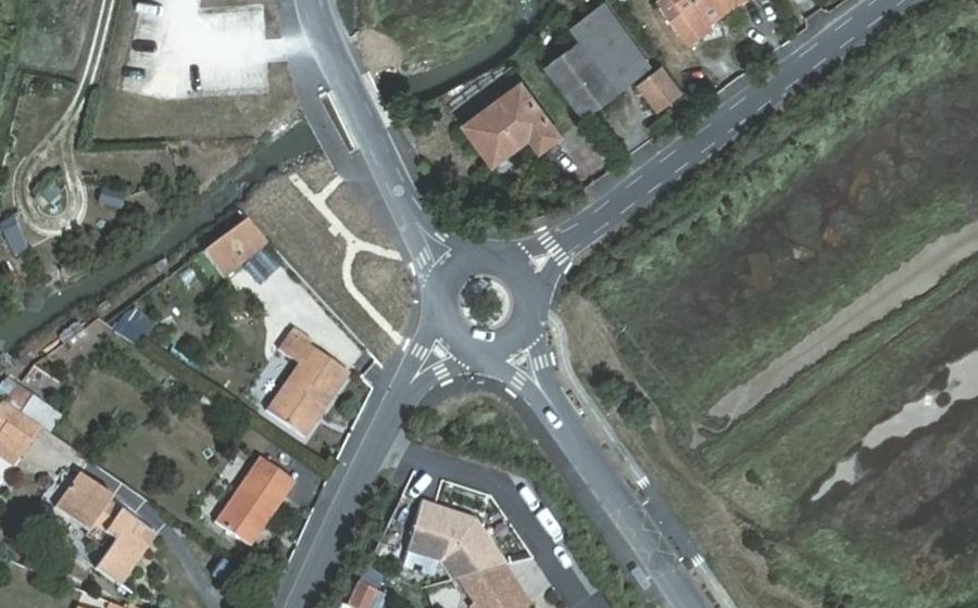 Vue aérienne du Rond-point anonyme n°305529017