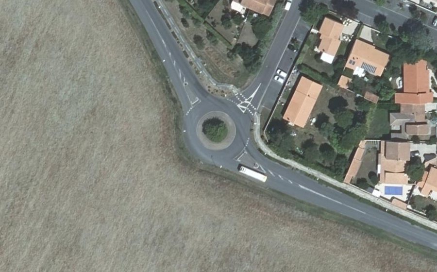 Vue aérienne du Rond-point anonyme n°305529024