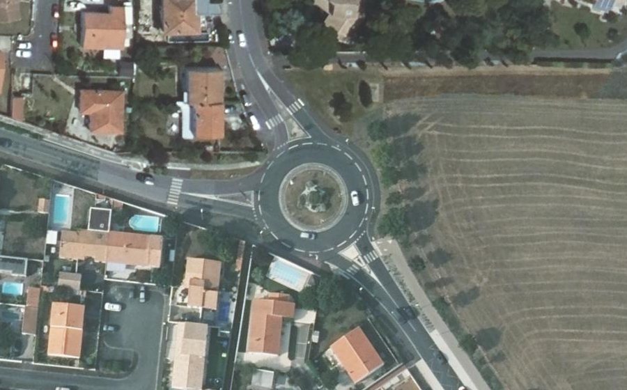 Vue aérienne du Rond-point anonyme n°305529036