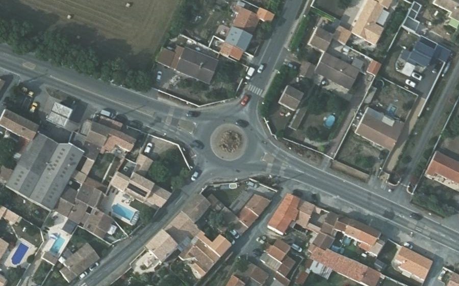 Vue aérienne du Rond-point anonyme n°305550180