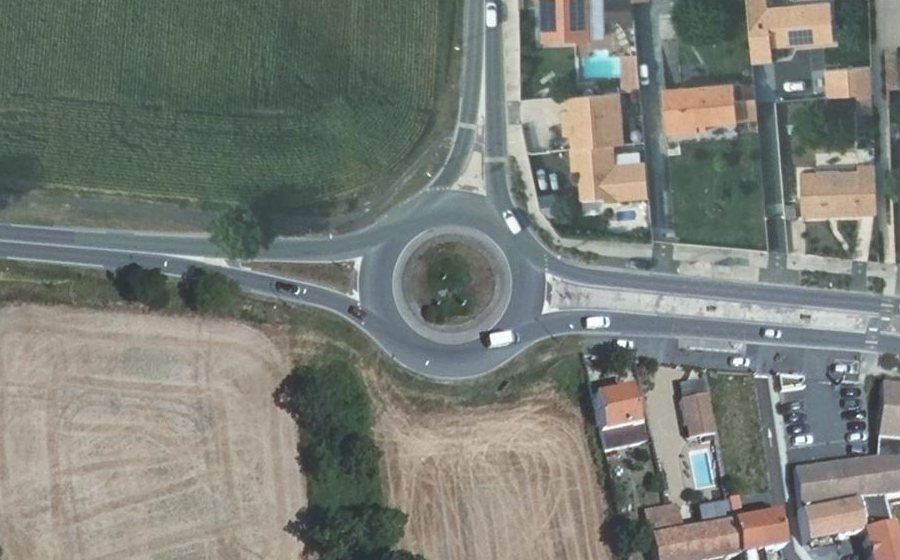 Vue aérienne du Rond-point anonyme n°305571877
