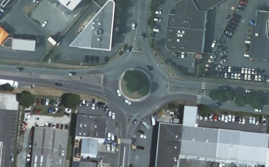 Vue aérienne du Rond-point anonyme n°305573313