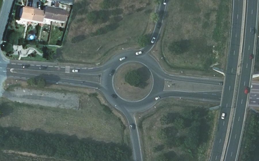Vue aérienne du Rond-point anonyme n°305573317