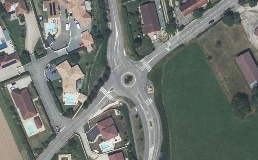 Vue aérienne du Rond-point anonyme n°305679504